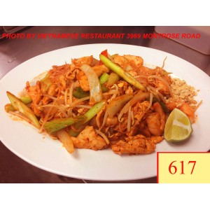 617. PAD THÁI TÔM GÀ - THAI STYLE STIR FRIED WITH RICE NOODLE, SHRIMP, CHICKEN, TOFU, EGG & MIXED VEGETABLES
